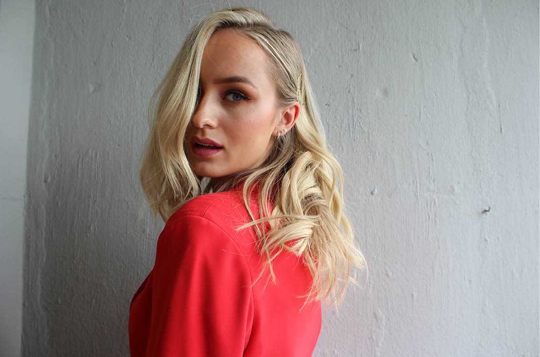 Bobby pins updo you can do in minutes!