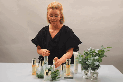Applisering av Eleni & Chris Anti-Aging Eye Gel