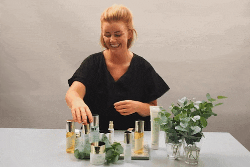 Applisering av Eleni & Chris Face Serum